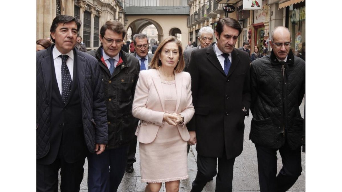 La ministra de Fomento, Ana Pastor y el consejero de Fomento y Medio Ambiente, Juan Carlos Suárez-Quiñones(2D), asisten al Foro Gaceta de Fomento. En la imagen junto al alcalde de Salamanca, Alfonso Fernández Mañueco(2I); el presidente de la Diputación, J-ICAL