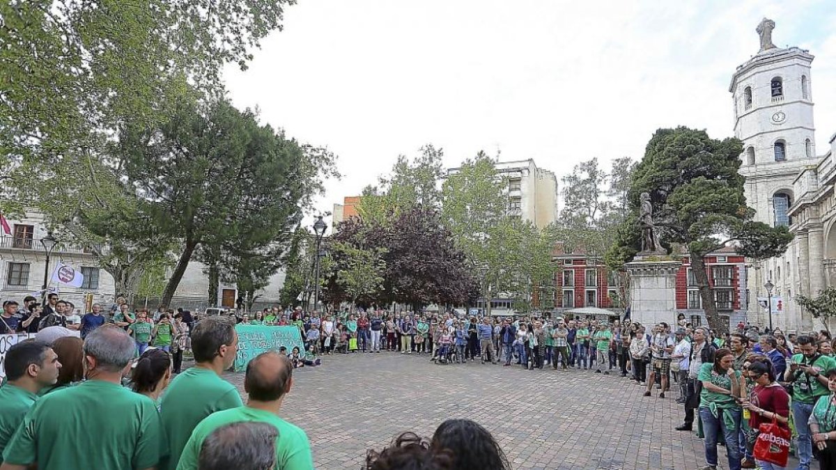 Decenas de personas se reúnen en la Plaza de la Universidad en defensa de la Educación Pública.-ICAL