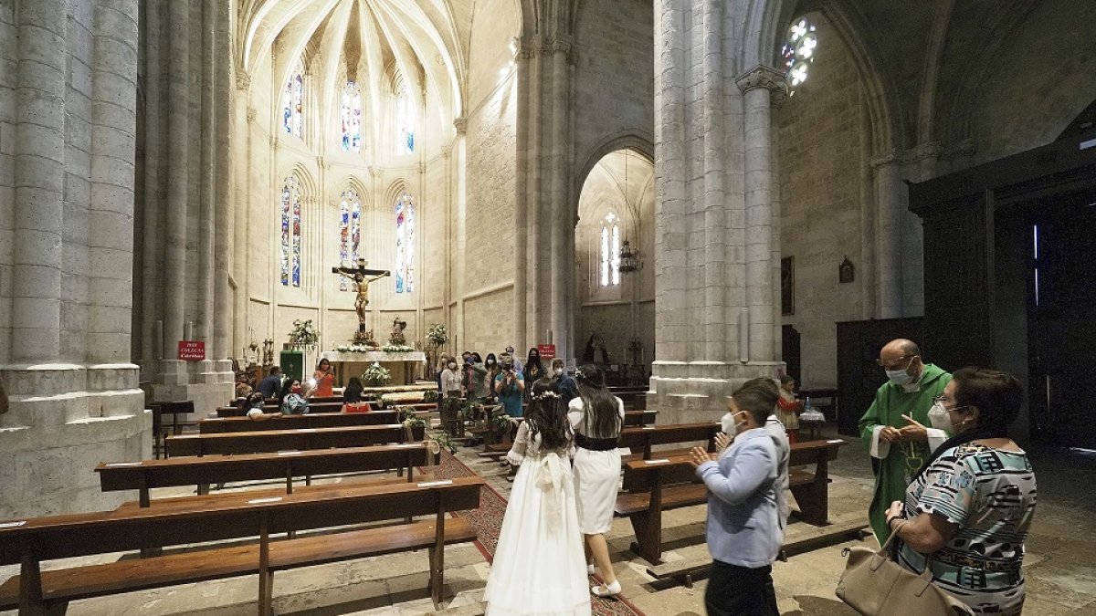 Ceremonia de primera comunión, ayer, en Valladolid. MIGUEL ÁNGEL SANTOS