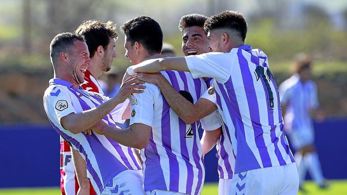 Los jugadores blanquivioleta felicitan a Miguel tras su primer gol de la tarde.-J.M. LOSTAU