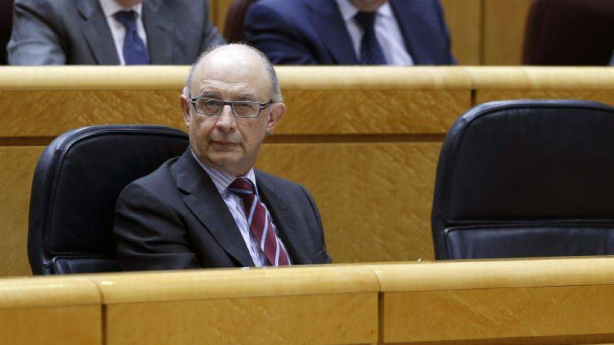 El ministro de Hacienda, Cristóbal Montoro, durante la sesión de control al Gobierno de ayer.-Foto: EFE