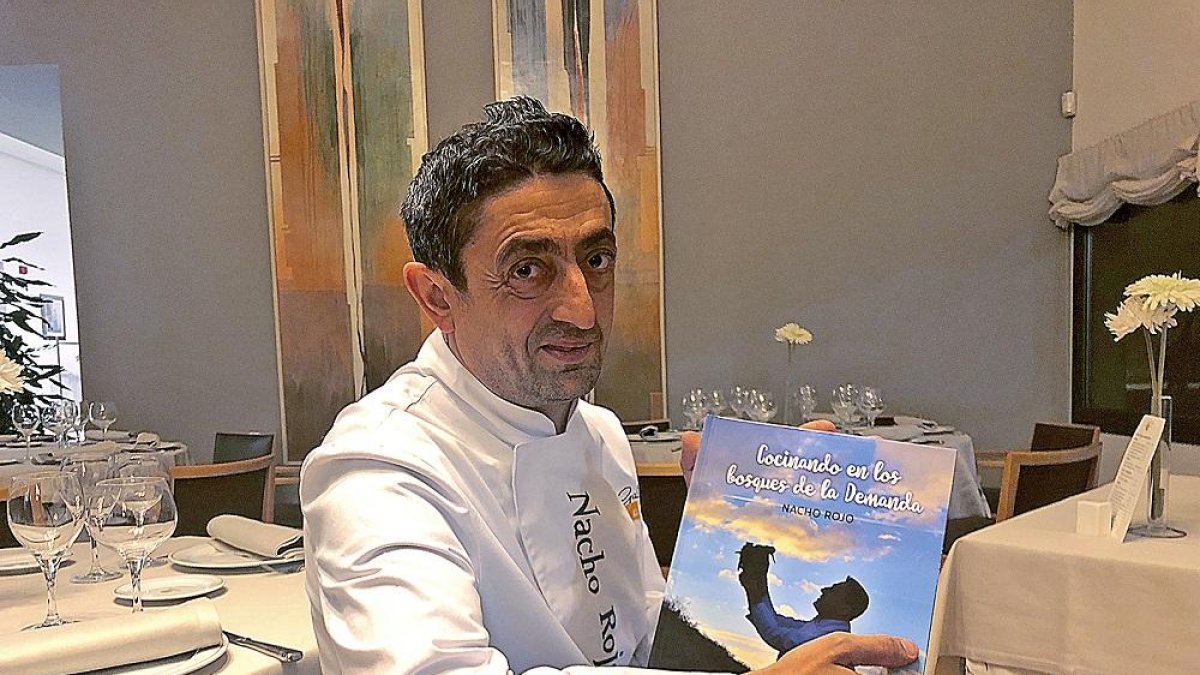 Nacho Rojo sentado en el comedor del restaurante La Galería en Quintanadueñas, Burgos.-