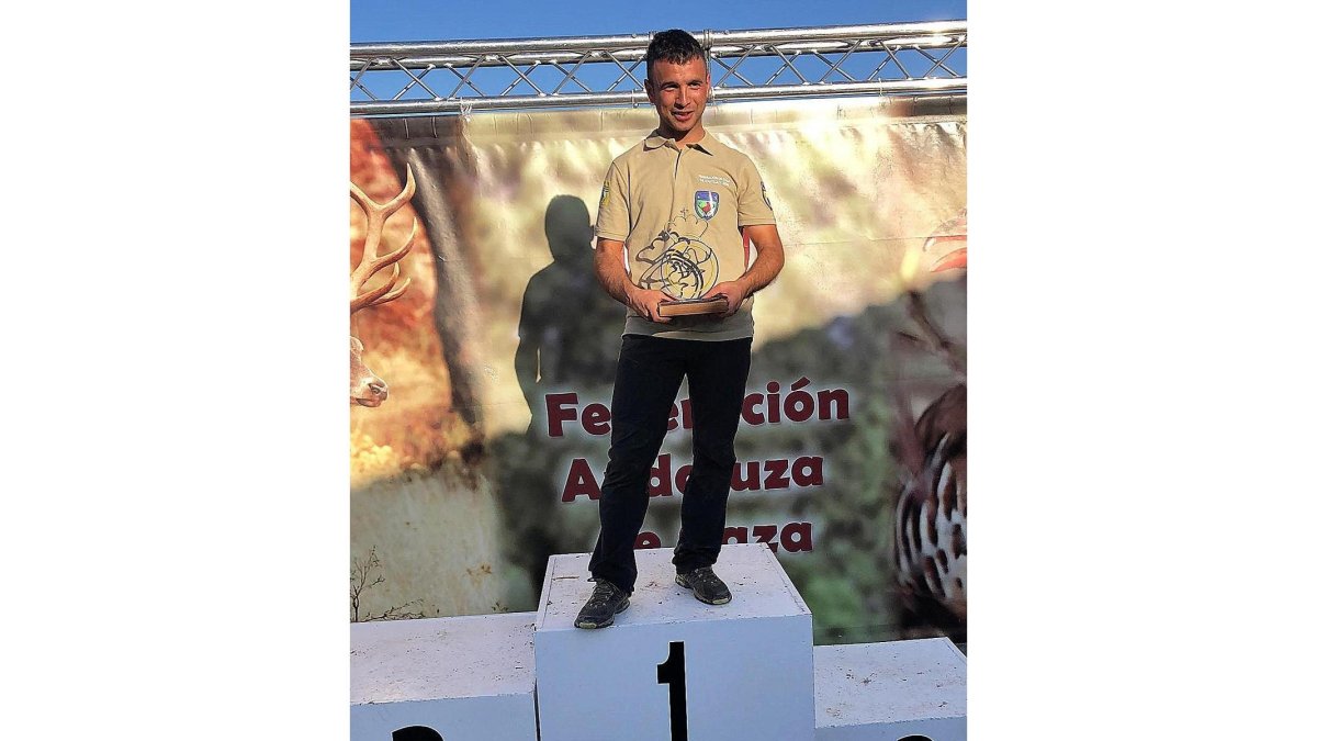 Ricardo Ramos, tras su victoria en el campeonato de España de caza menor celebrado en Osuna.-L. FUENTE