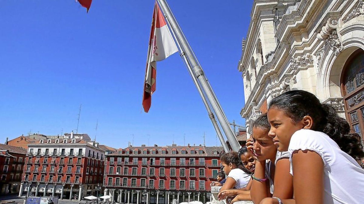 Algunos de los niños saharauis del programa ‘Vacaciones en paz’ contemplan la Plaza Mayor desde el balcón delAyuntamiento.-ICAL