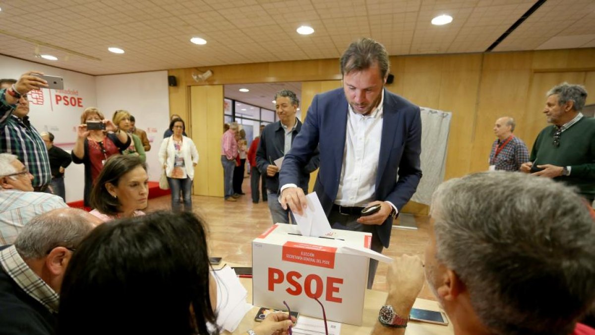 Óscar Puente, en el momento de votar-ICAL