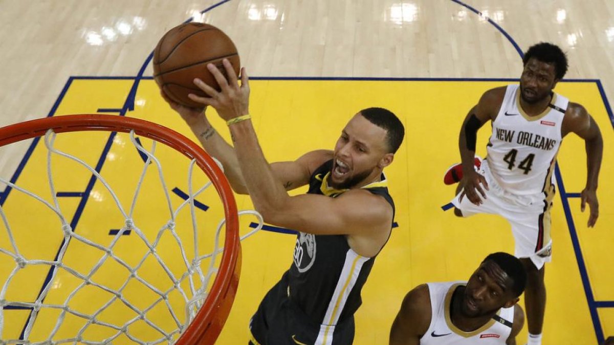Sthephen Curry se dispone a encestar-JOHN G. MABANGLO (AP)