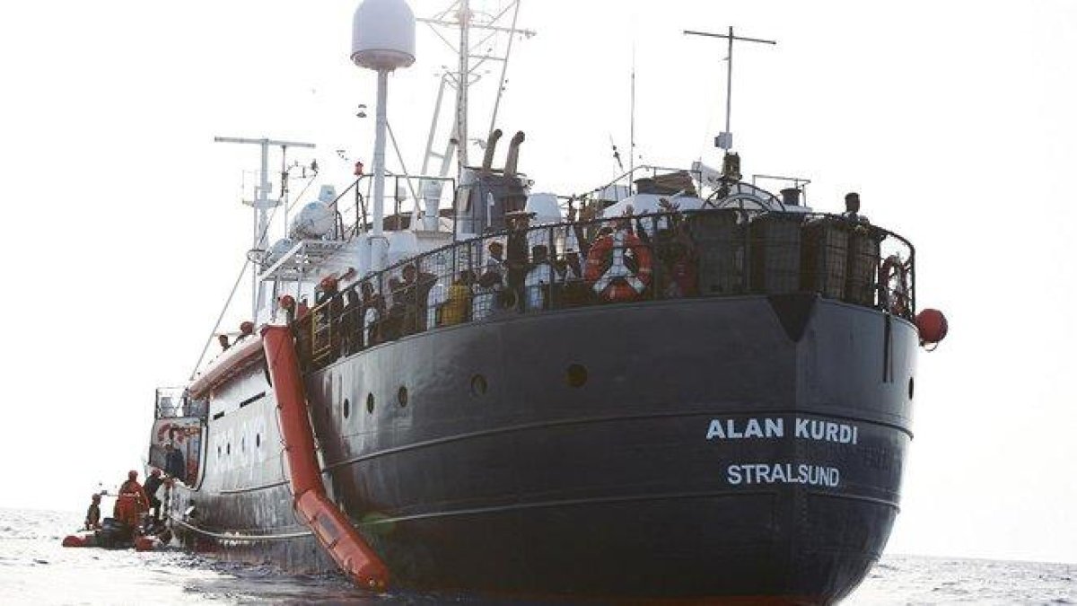 El barco Alan Kurdi, a 34 millas (casi 63 kilómetros) de la costa de Libia , el pasado viernes.-OENEGÉ SEA-EYE