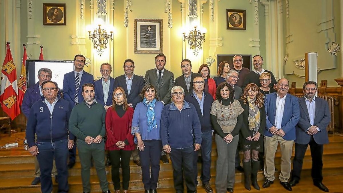 Los representantes de los municipios que forman la Comunidad Urbana de Valladolid durante la última reunión en el Ayuntamiento.-PABLO REQUEJO