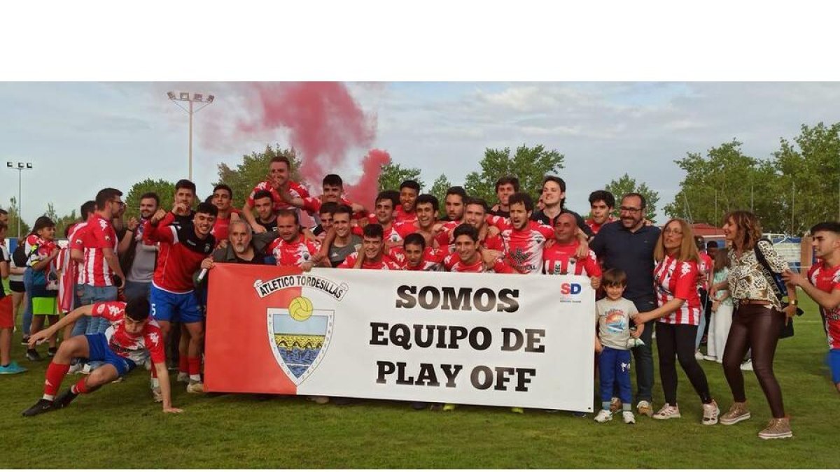 Jugadores, cuerpo técnico y patrocinadores tras el encuentro. / AT. TORDESILLAS