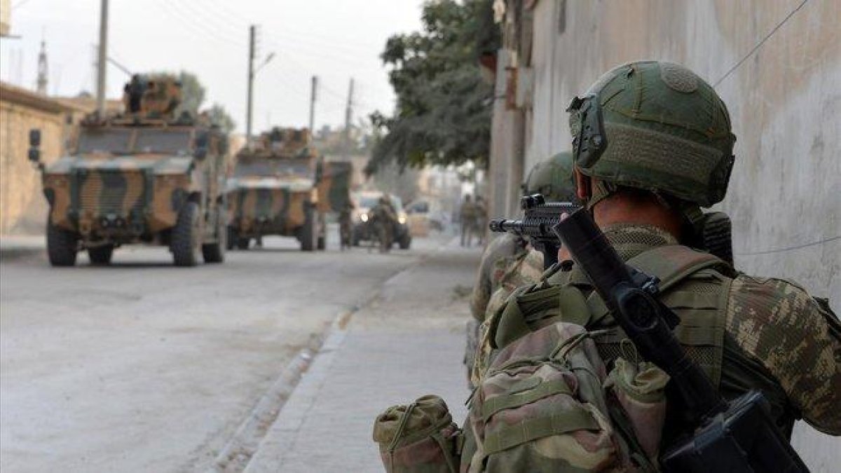 Soldados turcos en la ciudad fronteriza de Tal Abyad, en el norte de Siria.-EFE
