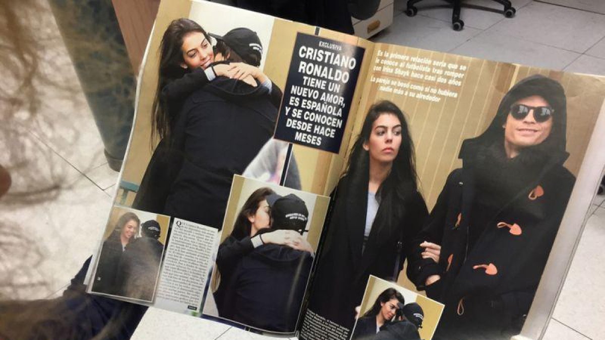 El reportaje con el que la revista '¡Hola!' oficializal el nuevo noviazgo de Cristiano Ronaldo.-