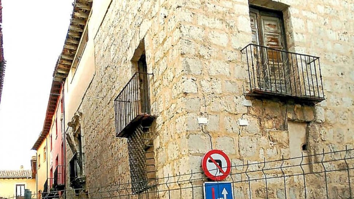 Palacio de los Alderete ayer, tras el derrumbe, con la calle cortada.-EL MUNDO