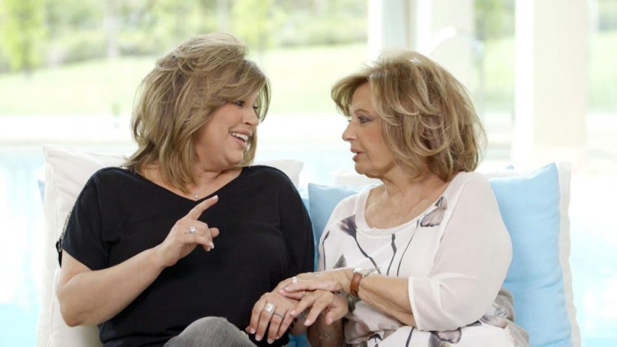 María Teresa Campos, derecha, junto a su hija, Terelu, en una imagen promocional del programa 'Las Campos'.-