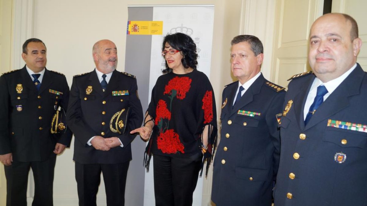 Martínez Redondo, primero por la izquierda, junto aZurita Teresa Mata.-ICAL