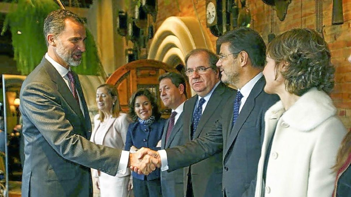 El rey, Pastor, Sáenz de Santamaría, García Page, Herrera y Álvaro Nadal.-ICAL
