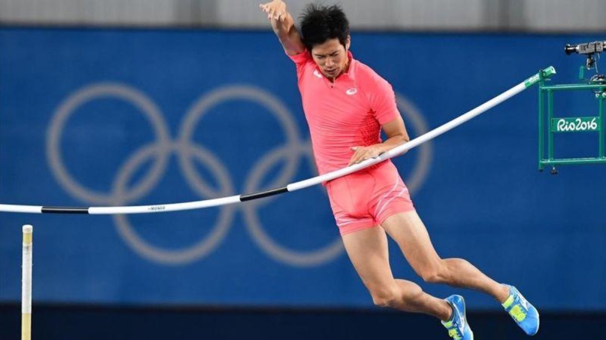 Hiroki Ogita, en el salto en el que no pudo superar el listón.-AFP / FRANCK FIFE