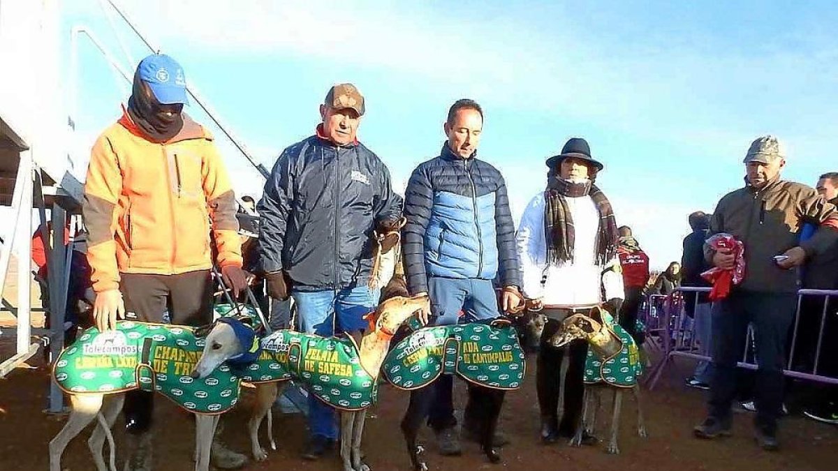 Las cuatro galgas de Castilla y León que siguen en el Nacional, junto a sus propietarios.-LEONARDO DE LA FUENTE
