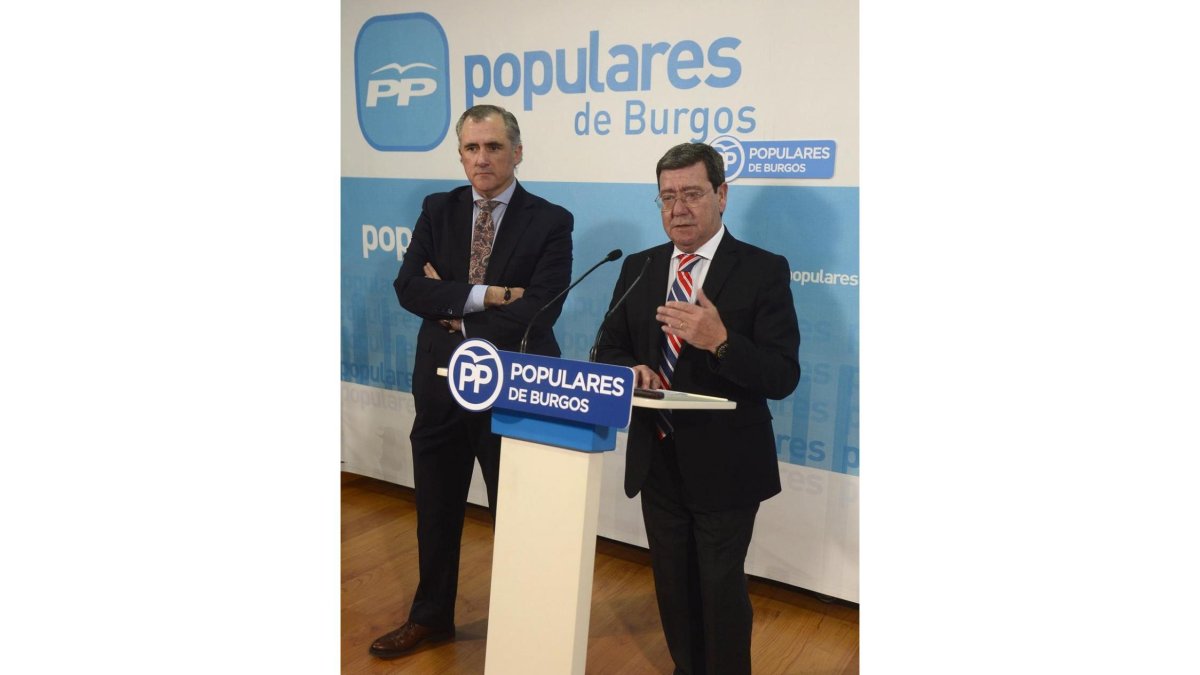 El presidente provincial, César Rico y el coordinador de las ponencias del PP de Burgos, Víctor Arnáiz, comparen en rueda de prensa para dar a conocer las enmiendas que han presentado los compromisarios del Partido Popular de Burgos.-ICAL