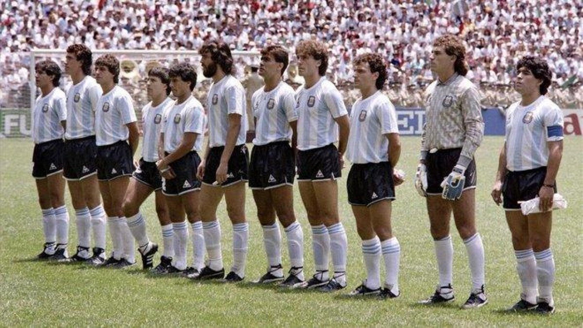 Campeones del Mundial 86: Burruchaga, Valdano, Giusti, Olarticoechea, Héctor Enrique, Batista, Brown, Ruggeri, Cuciuffo, Pumpido y Maradona.-