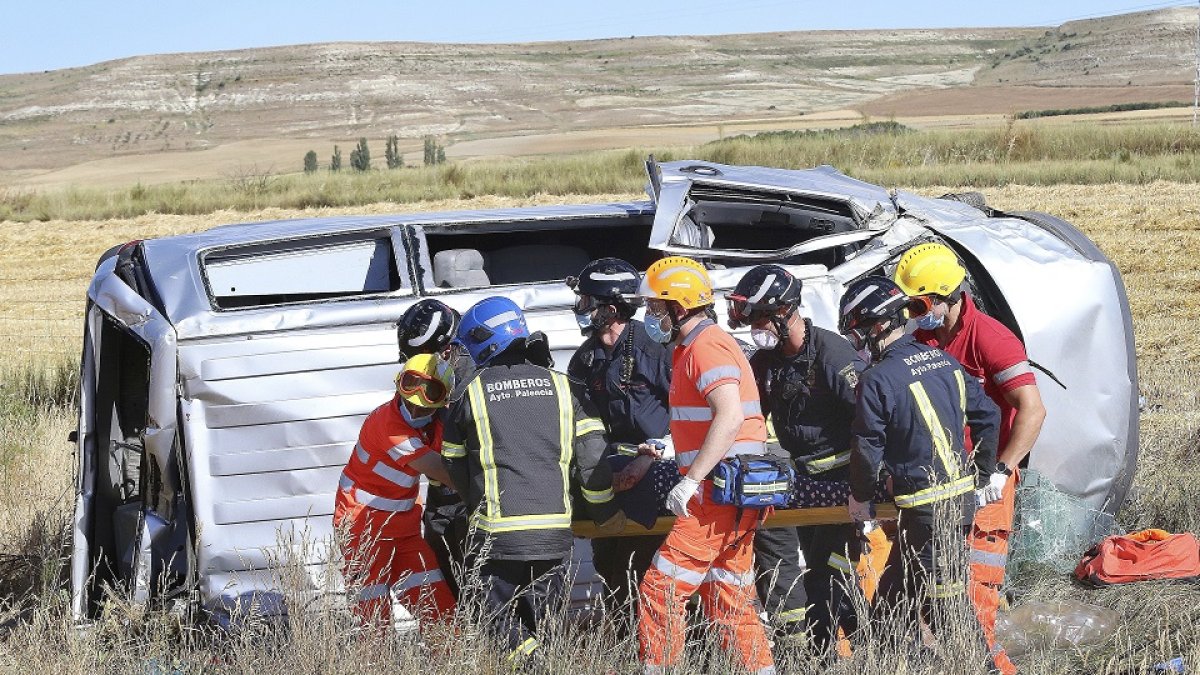 Accidente de tráfico en Villamartín de Campos donde hubo que excarcelar a una mujer. - ICAL
