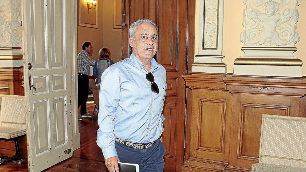 Presencio, a la salida de la Comisión de Medio Ambiente y Movilidad el pasado miércoles.-José C. Castillo