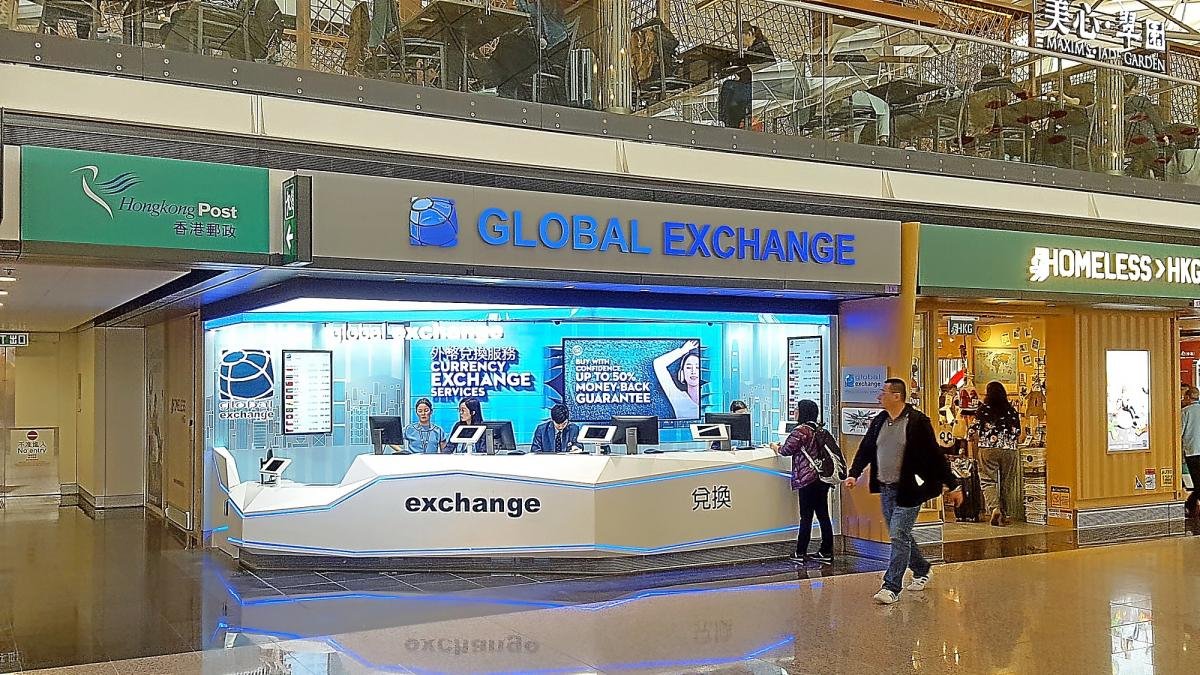Una de las oficinas de la empresa salmantina Global Exchange en un aeropuerto.-EL MUNDO