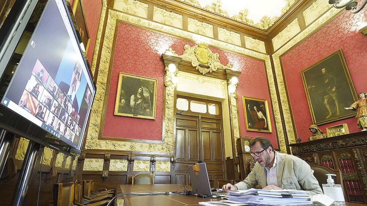 Puente sigue el pleno telemático desde su despacho del Ayuntamiento. E.M.