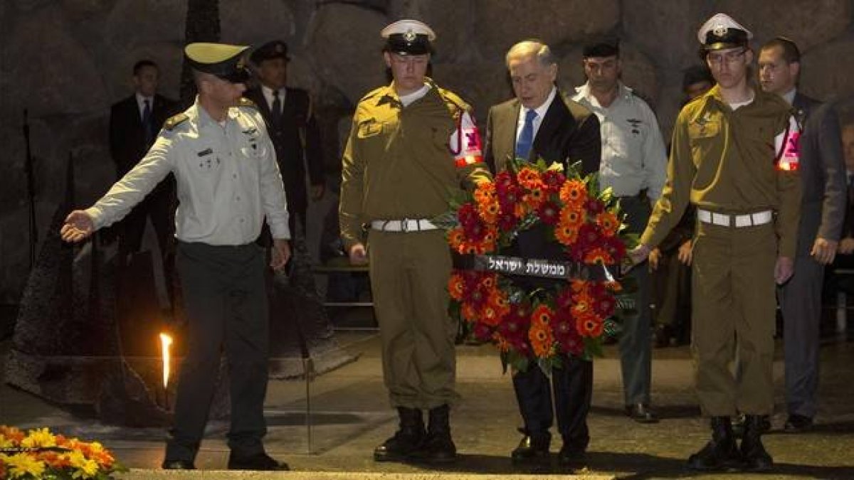 Netanyahu deposita una ofrenda floral en el Yad Vashem, el memorial de las víctimas del Holocausto.-Foto: AP / SEBASTIAN SCHEINER