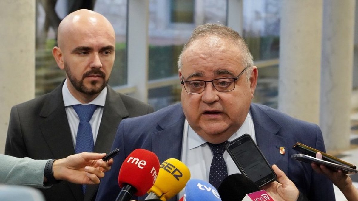 El consejero de Sanidad de Castilla y León, Alejandro Vázquez, atiende a los medios.- ICAL