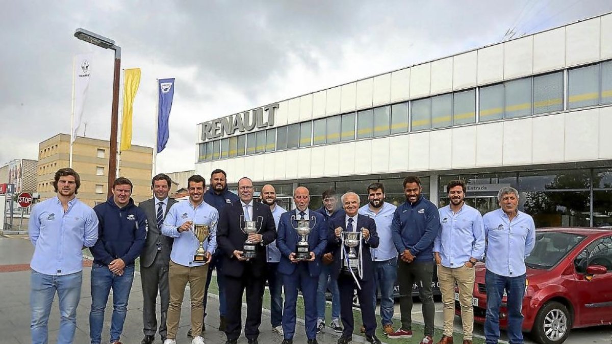 Jugadores, técnicos y directivos del VRAC, junto a José Luis López Valdivielso en Vasa Arroyo.-RUBÉN CACHO / ICAL