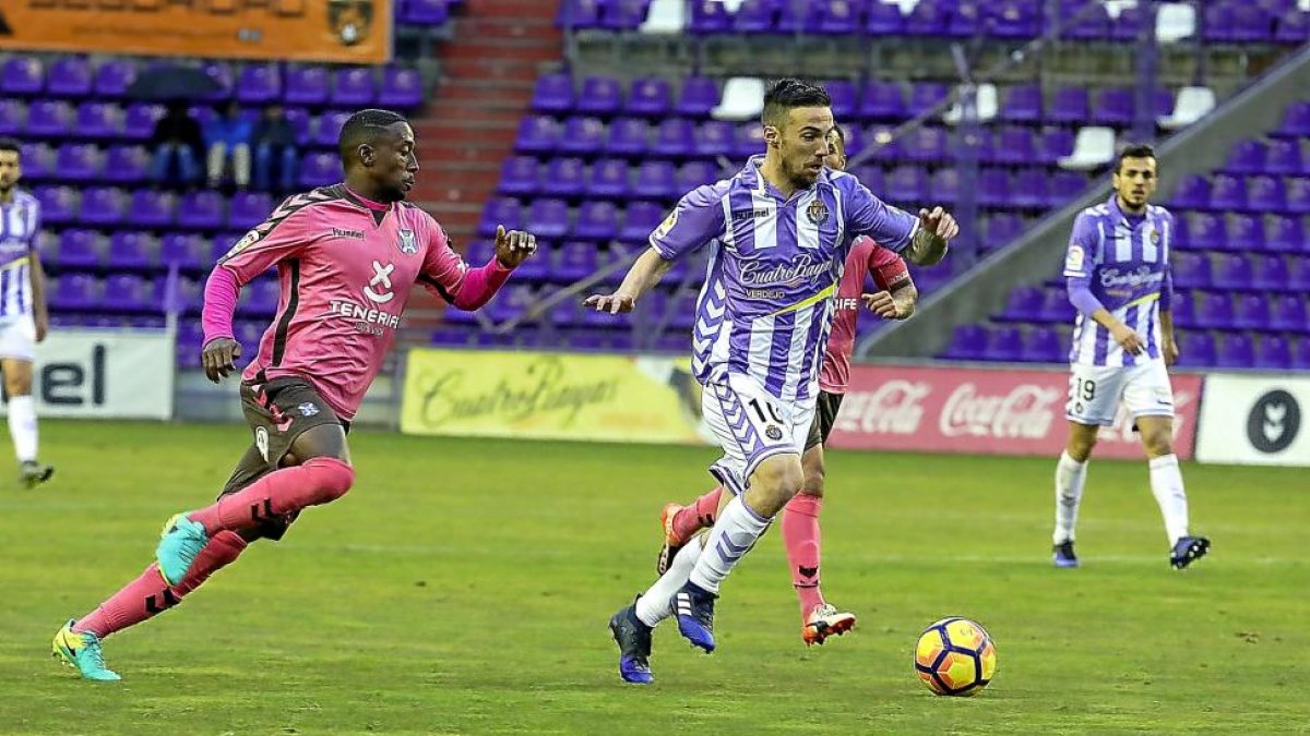 Sergio Marcos conduce el balón perseguido por Camille y ante la mirada de Jordán.-PABLO REQUEJO (PHOTOGENIC)