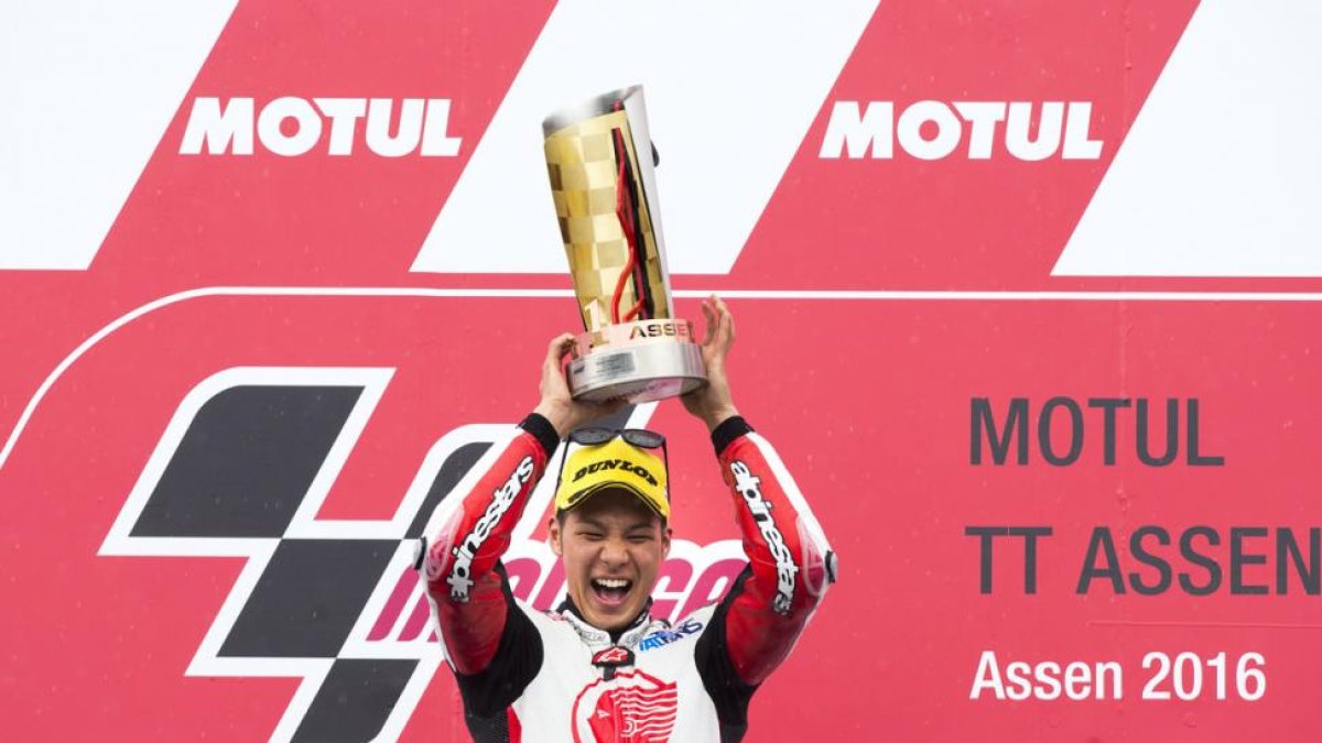 Takaaki Nakagami levanta la copa de campeón de Moto2, en el circuito de Assen.-AP