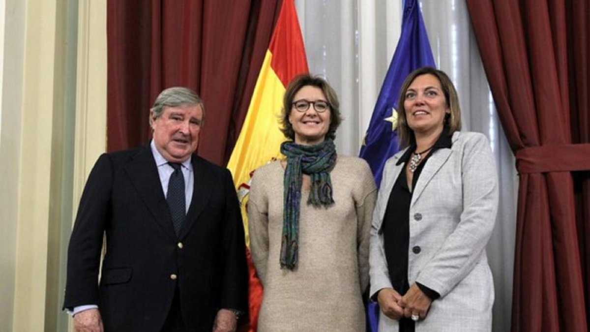 Milagros Marcos, firma un acuerdo de financiación con el Ministerio de Agricultura y Pesca, Alimentación y Medio Ambiente y Saeca.-JUAN LÁZARO / ICAL