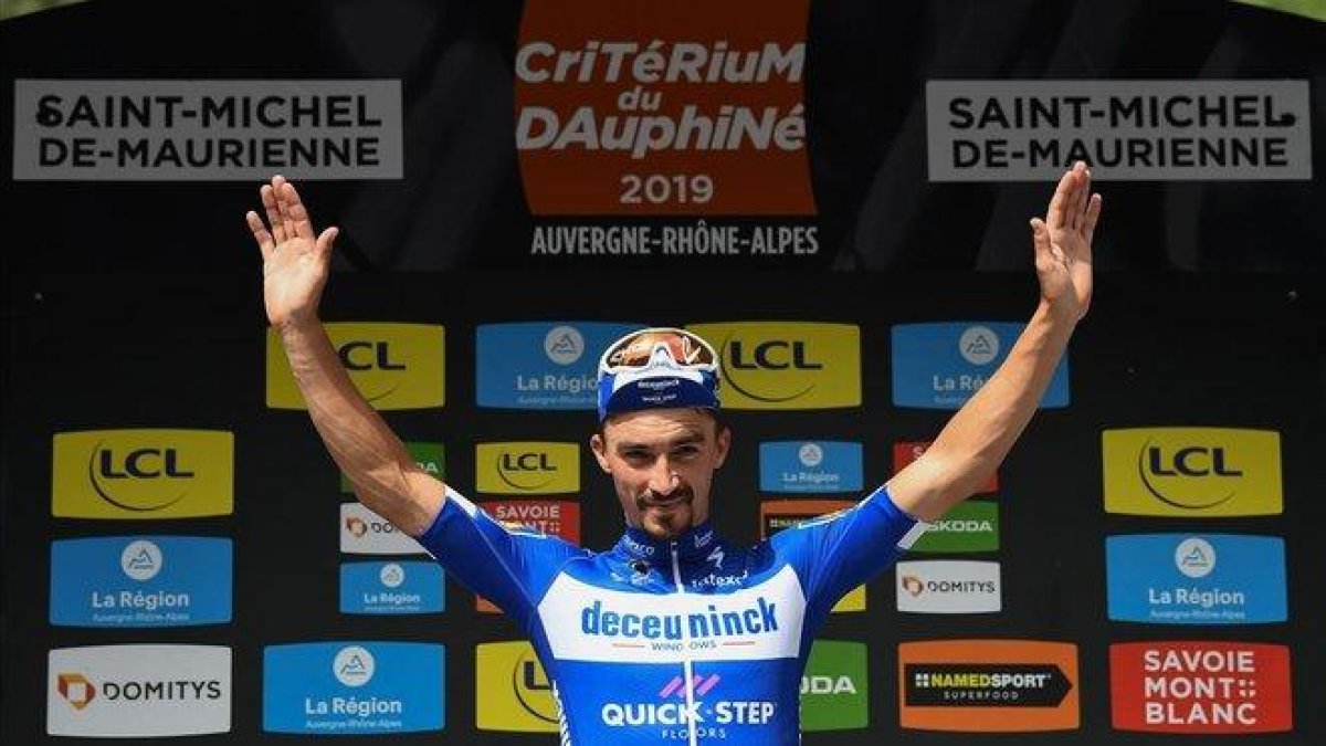 Julian Alaphilippe, en el podio de la sexta etapa del Dauphiné.-EL PERIÓDICO