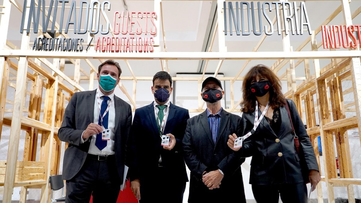 El alcalde de Valladolid, Óscar Puente, acompañado del director territorial de Unicaja Manuel Rubio; la concejala de Cultura y Turismo, Ana Redondo y el director de Seminci, Javier Angulo, inauguran el centro de prensa de Seminci. - ICAL