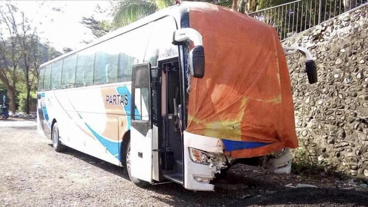 Foto del autobús que colisionó con la furgoneta en la que viajaba un numeroso grupo de peregrinos.-AP