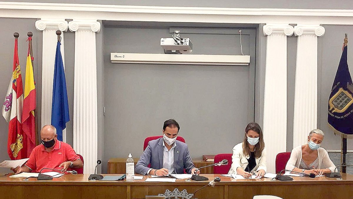 Gonzalo Franco, Guzmán Gómez, Ángela de Miguel y Nuria González ayer, en la firma del acuerdo del diálogo social. E. M.