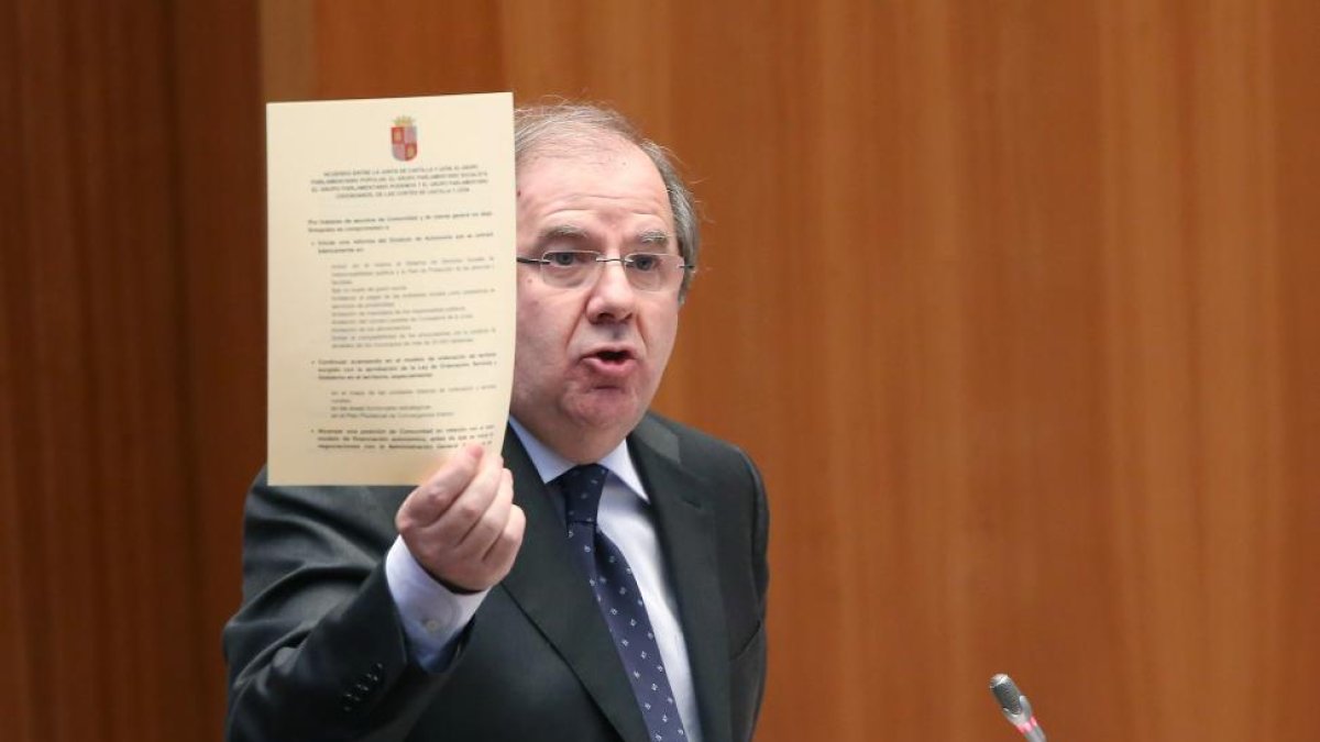 El presidente del PP de Castilla y León, Juan Vicente Herrera, durante el pleno de las Cortes.-ICAL