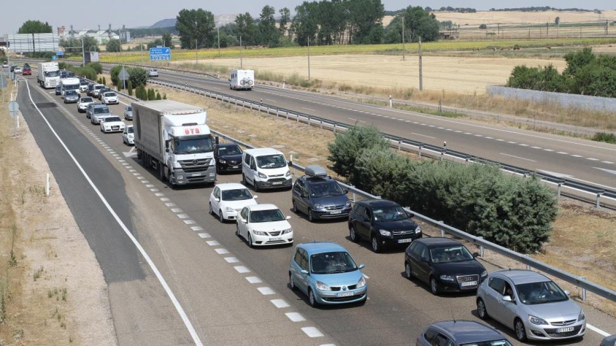 El accidente de un turismo en el kilómetro 60 de la A-62 (Burgos-Portugal), en el témino de Quintana de Puente, provoca retenciónes debido al intenso volumen de tráfico sentido Portugal, aunque la guardia civil regula el tráfico por un carril.-ICAL