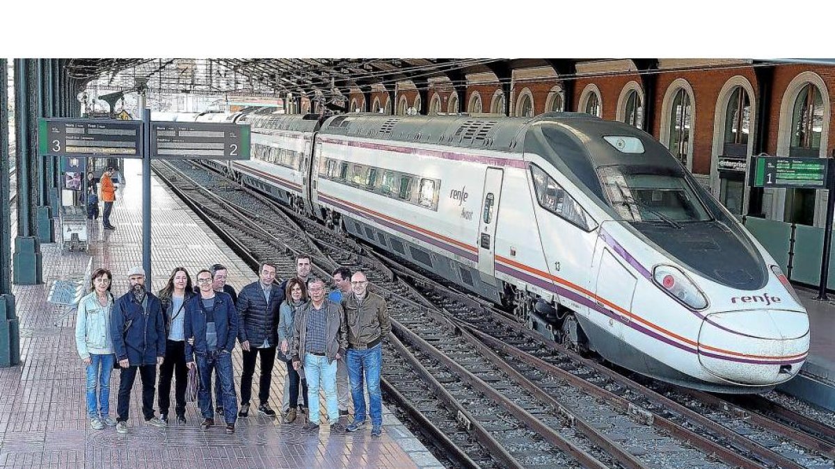 Integrantes de la Asociación de Usuarios del AVE de Valladolid posan en Campo Grande junto a uno de los trenes.-PABLO REQUEJO (PHOTOGENIC)