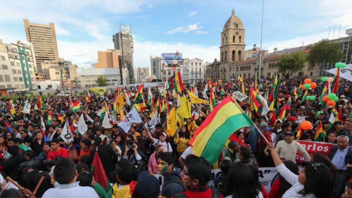Ciudadanos y partidos de la oposicion protestan contra la reeleccion del presidente de Bolivia, Evo Morales.-EFE