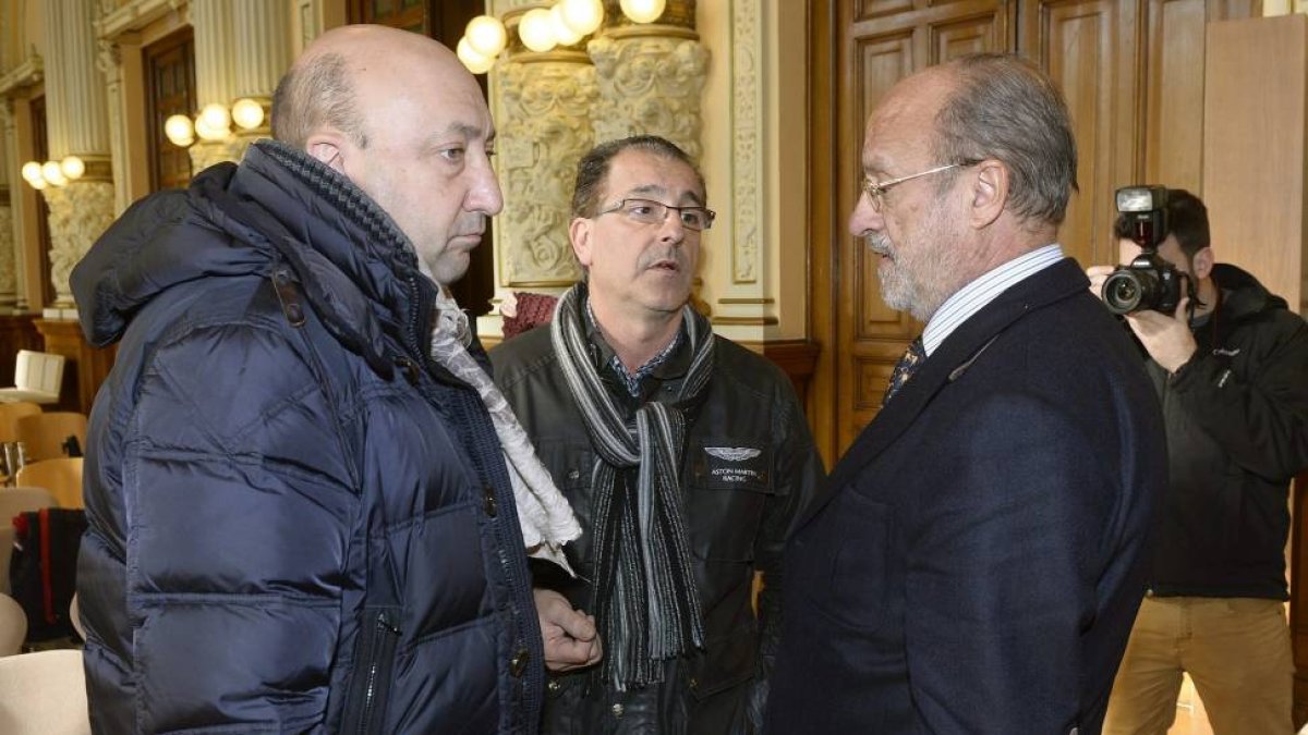 El alcalde de Valladolid, Francisco Javier León de la Riva (d), conversa con los representantes de la Asociación de Hosteleros de la ciudad, tras la rueda de prensa en la que ha informado sobre la modificación de la Ley de Espectáculos Públicos en Castill-Nacho Gallego