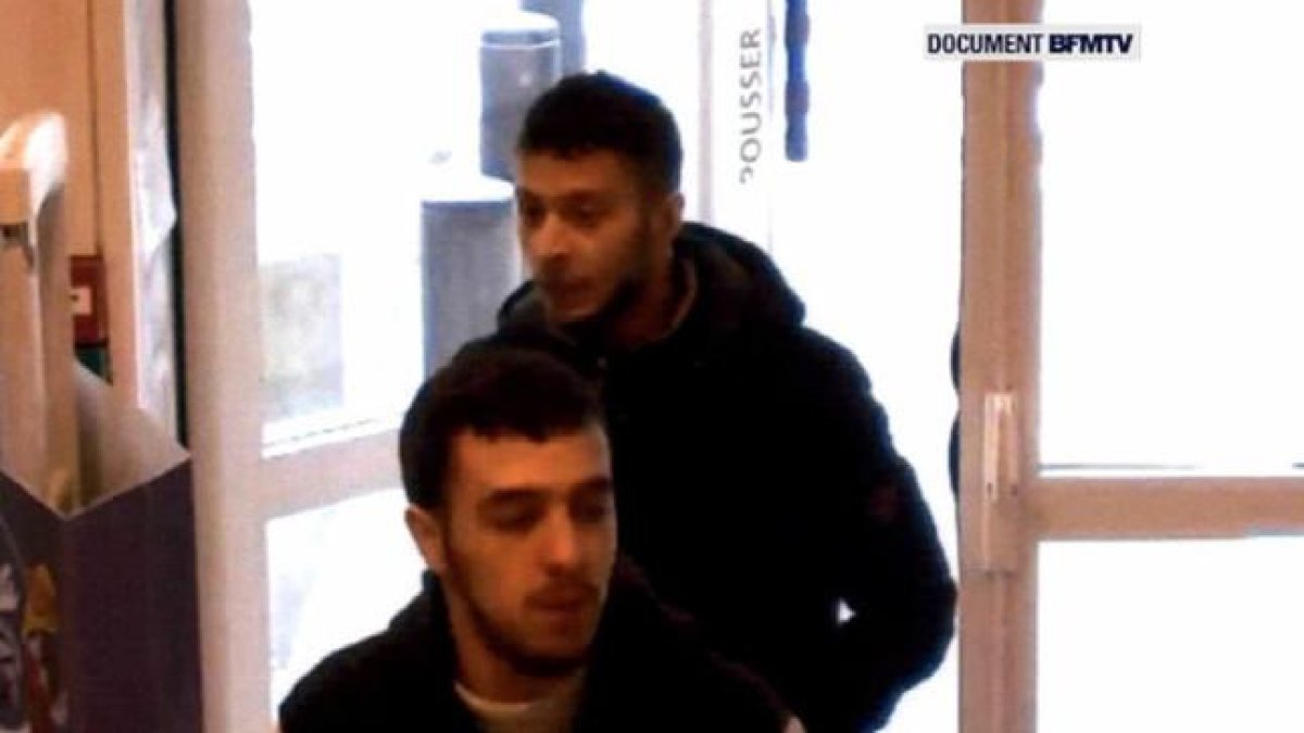 Abdeslam, en segundo plano, en la cafetería de la gasolinera.-BFMTV