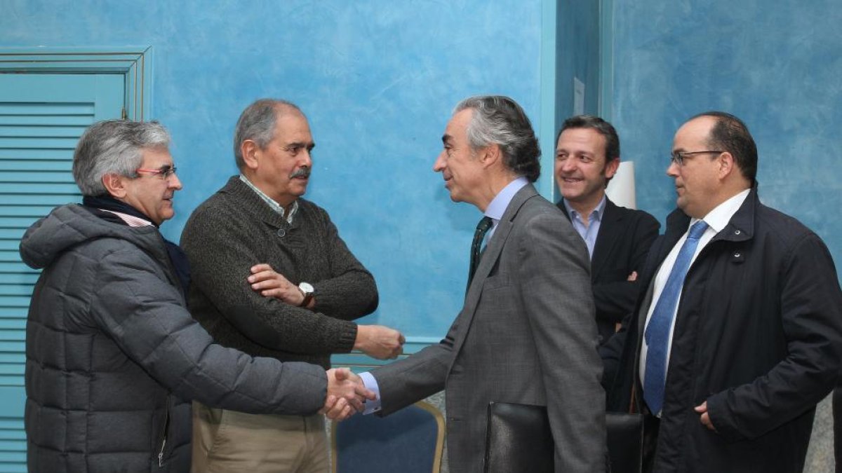 El secretario de Estado de Hacienda, Miguel Ferré Navarrete (C), a su llegada al encuentro con diferentes colectivos de la provincia para informar de las propuestas de los populares en materia fiscal y tributaria-Ical