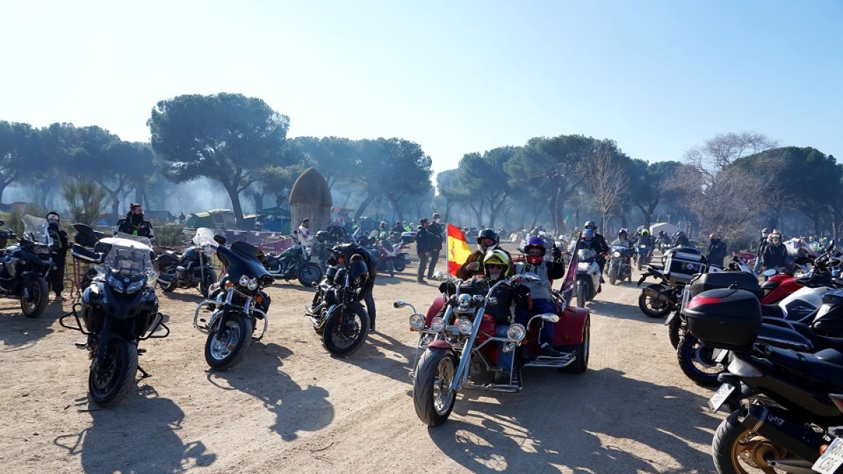 Varias motos preparan una excursión desde la zona de acampada. / ICAL