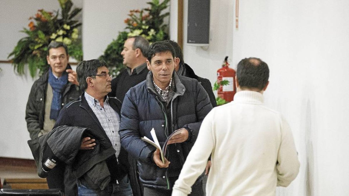 Gerardo Rico y Lino Rodríguez al término de la asamblea de Asaja Valladolid el pasado 22 de diciembre-JOSÉ C. CASTILLO