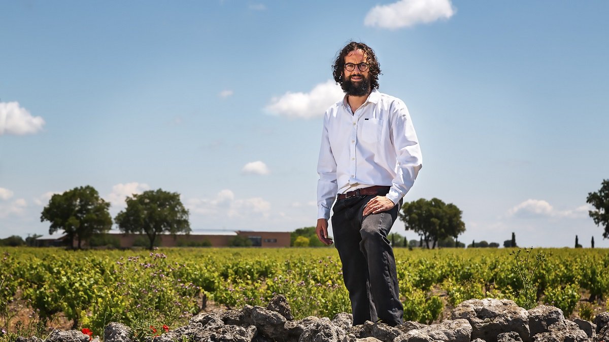 Ricardo Velasco, enólogo y director técnico de Valtravieso, se considera un wine maker que elabora vino que refleja su terroir. Ha sido reconocido con el título de Joven Enólogo del Año por el prescriptor Tim Atkin. / LA POSADA