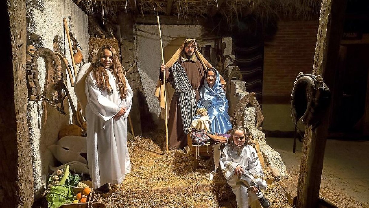 María y José acompañados de dos ángeles en el pesebre, en la representación de Lagura.-PABLO REQUEJO