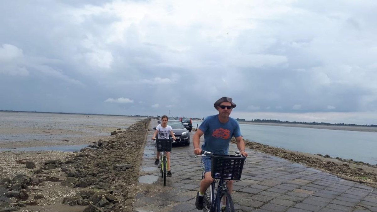Unos cicloturistas atraviesan el Pasaje del Gois el pasado jueves-SERGI LÓPEZ EGEA