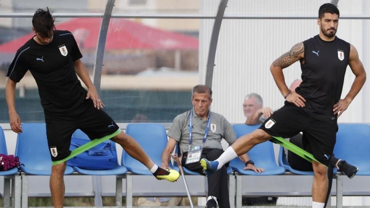 Tabárez observa el entrenamiento de la selección uruguaya en Sochi.-EFE